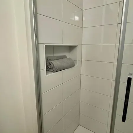 Connie S Free Parking Apartment