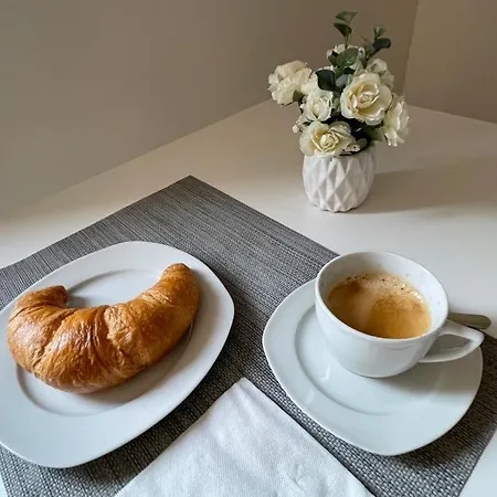 Connie S Free Parking Apartment